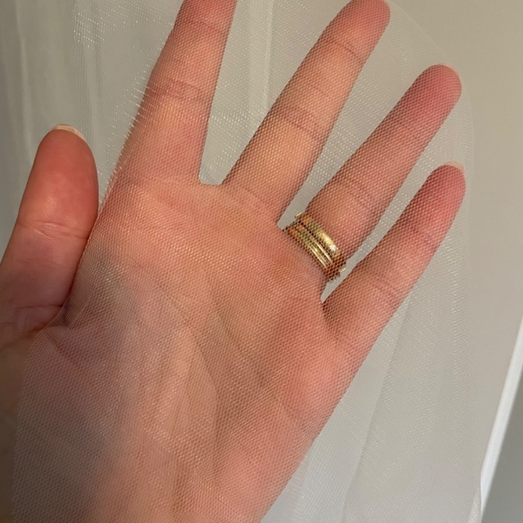 90 inch (232 cm) wedding veil in light ivory. No visible wear. - Picture 3 of 5